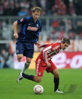 Fussball 1. Bundesliga : Philipp Lahm (re, FC Bayern Muenchen) gegen Anton Putsilo (li, SC Freiburg)