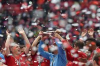 Fussball, 1. Bundesliga  Saison 13/14: Jubel FC Bayern Muenchen mit Schale