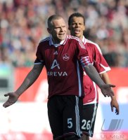 Fussball 1. Bundesliga : Andreas Wolf (1 FC Nuernberg) reklamiert den Elfmeter bei Schiri Michel Weiner