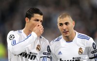 Fussball: Champions League Achtelfinale, Saison 2010/2011: Cristiano Ronaldo, Karim Benzema (v. li., Real Madrid)