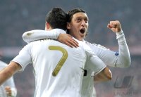 FUSSBALL INTERNATIONAL  CHL HALBFFINALE 11/12:  JUBEL mit Cristiano Ronaldo, Mesut Oezil (v. li., Real Madrid)