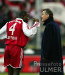 Fussball 1. Bundesliga: Bayern - Hannover, Kuffour und Hitzfeld im Gespraech