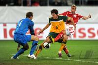 FUSSBALL NATIONALMANNSCHAFT: Mark SCHWARZER (li, Australien) gegen Matthew SPIRANOVIC (Australien) gegen Albert BUNJAKU (re, Schweiz)