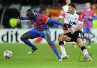 Fussball CHL  Saison 2011/2012:  Cabral (li, FC Basel) gegen Ryan Giggs (Manchester United FC)