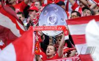 Fussball 1. Bundesliga : Jubel Bayern Fans mit Meisterschale