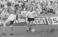 Fussball Deutschland-Italien: Rummenigge am Ball