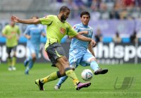 2. Fussball Bundesliga:  Adli Lachheb (li, FC Erzgebirge Aue) gegen Kevin Volland (re, 1860 Muenchen)