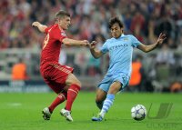 Fussball CHL  Saison 2011/2012:  Toni Kroos (li, FC Bayern Muenchen) gegen David Silva (Manchester City)