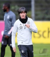 Fussball Training Deutsche Nationalmannschaft in Stuttgart: Trainer Joachim Loew (Deutschland)