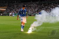 FUSSBALL INTERNATIONAL: Emir SPAHIC (Bosnien) loescht eine Rauchbombe