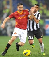 FUSSBALL SERIE A:  Francesco Totti (li, AS Rom) gegen Arturo Erasmo Pardo Vidal (Juventus Turin)