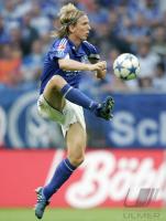 Fussball 1. Bundesliga: Schalke, POULSEN Einzelaktion am Ball
