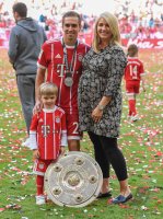 Fussball, 1. Bundesliga  Saison 16/17: Jubel FC Bayern Muenchen mit Schale