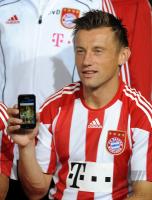 Fussball 1. Bundesliga 2010/2011:  Ivica Olic (FCB) mit Handy