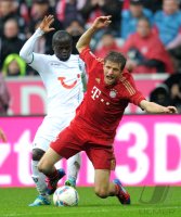 Fussball 1. Bundesliga, Saison 2011/2012: Didier Ya Konan (li, Hannover 96)  gegen Thomas Mueller (FC Bayern Muenchen)
