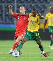 Fussball International Testspiel:  Bendit Angbwa (li, Kamerun) gegen Dibiyar Bilyaletdinov (re, Russland)