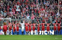Fussball 1. Bundesliga : Das Team vom FC Bayern Muenchen jubelt vor der Fankurve