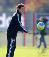 Fussball 1. Bundesliga: Mario Gomez (FC Bayern Muenchen)  spielt Volleyball