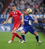 Fussball 1. Bundesliga: Ivica Olic (li., FCB) gegen Marcelo Bordon (re., Schalke)