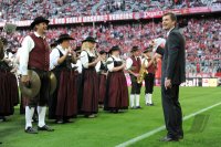 Fussball 1. Bundesliga, Saison 2011/2012:  Bayrische Musikanten in Tracht spielen in der Allianz Arena