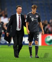 Fussball Champions League  Saison 2010/2011: Trainer Louis van Gaal, Holger Badstuber (v. li., FC Bayern Muenchen)