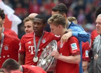 Fussball, 1. Bundesliga  Saison 13/14: Jubel FC Bayern Muenchen mit Schale