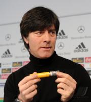 Fussball Deutsche Nationalmannschaft: Trainer Joachim Loew mit einer ZIGARRE (GER)
