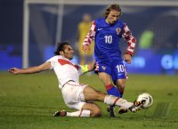 Fussball Nationalmannschaft : Hamit Altintop (li, Tuerkei) gegen Luka Modric (Kroatien)