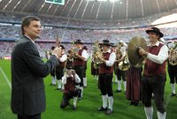 Fussball 1. Bundesliga, Saison 2011/2012:  Bayrische Musikanten in Tracht spielen in der Allianz Arena
