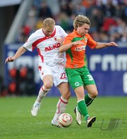 2. Fussball Bundesliga : Lukas Sinkiewicz (li, FC Augsburg) gegen Felix Klaus (re, Greuther Fuerth)