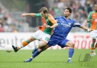 Fussball 1. Bundesliga: Bremen - Schalke, Zweikampf