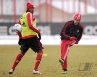 Fussball 1. Bundesliga: Jerome Boateng (li,) gegen Nils Petersen (FC Bayern Muenchen)