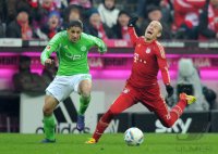 Fussball 1. Bundesliga, Saison 2011/2012: Ricardo Rodriguez (li, VfL Wolfsburg) gegen Arjen Robben (FC Bayern Muenchen)
