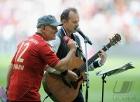 Fussball 1. Bundesliga 2011/2012: Liedermacher Willy Astor