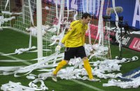 Fussball 1. Bundesliga : Torwart Raphael Schaefer (1 FC Nuernberg) muss seinen Strafraum von Papierrollen und Klopapier befreien, aufraeumen