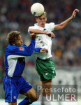 Fussball 1. Bundesliga: Bremen - Rostock, Zweikampf