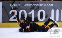 Eishockey Nationalmannschaft : Korbinian HOLZER (GER) liegt auf dem Eis