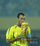 FUSSBALL Weltmeisterschaft  JUBEL;  Brasilien  Cafu mit WM-Pokal