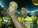 FUSSBALL Weltmeisterschaft  JUBEL;  Brasilien  Rivaldo , Ronaldo mit Pokal