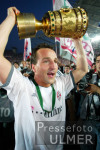 Fussball DFB-POKAL: BAYERN - LAUTERN, JEREMIES mit Pokal