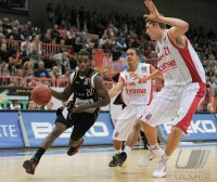 Basketball 1. Bundesliga 2011/2012:  Walter Tigers Tuebingen - Brose Baskets Bamberg