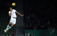 FUSSBALL, DFB Pokal Halbfinale: Bremen, OEZIL Einzelaktion am Ball