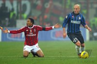FUSSBALL International SERIE A 2011/2012:  Urby Emanuelson (li, AC Mailand) gegen Esteban Cambiasso (Inter Mailand)