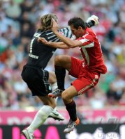 Fussball 1. Bundesliga Saison 2010/2011: Towart Tim Wiese (li, SV Werder Bremen) gegen Miroslav Klose (re, FC Bayern Muenchen)