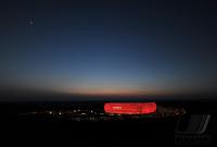 Fussball 1. Bundesliga: ALLIANZ ARENA, Aussenansicht mit Roter Beleuchtung