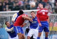 Fussball 3. Bundesliga : Marc Nygaard  (li, Unterhaching) gegen Ronny Nikol (MITTE, FC Carl Zeiss Jena) gegen Sebastian Mitterhuber  (re, Unterhaching)