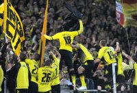 Fussball 1. Bundesliga, Saison 2011/2012: Jubel nach dem Sieg in der Fankurve auf dem Zaun, Lukasz Piszczek, Lucas Barrios , Patrick Owomoyela (v. li., Borussia Dortmund)