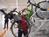 Oberbuergermeister Palmer nimmt die Radgarage am Tuebinger Hauptbahnhof in Betrieb