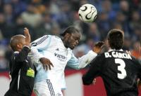 Fussball: Schalke - Espanyol Barcelona, Zweikampf