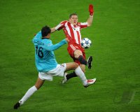 Fussball Champions League  Saison 2010/2011: Rafael Bastos (li, CFR 1907 Cluj) gegen Bastian Schweinsteiger (re, FC Bayern Muenchen)